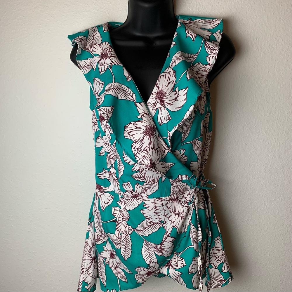 💥3 FOR $12 floral print wrap blouse size S